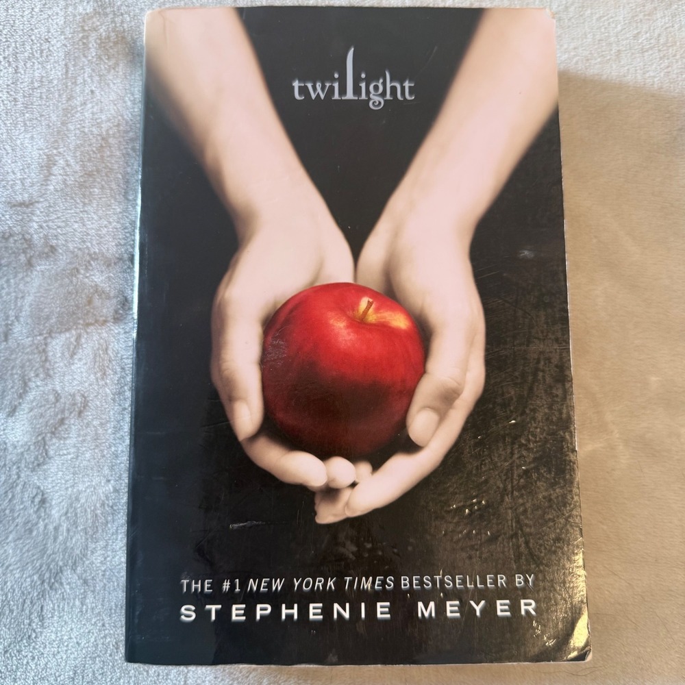 Twilight Stephenie Meyer 2006 Paperback Original Apple Cover